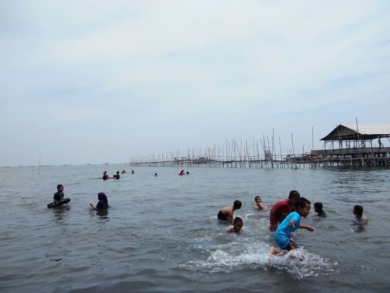 Berenang di Pantai Tanjung Kait