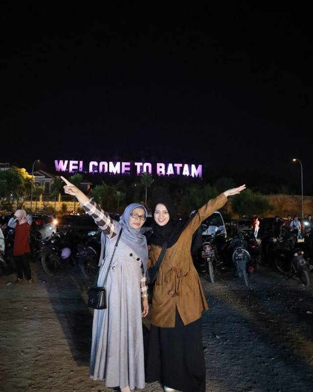 Bukit Welcome to Batam Malam Hari