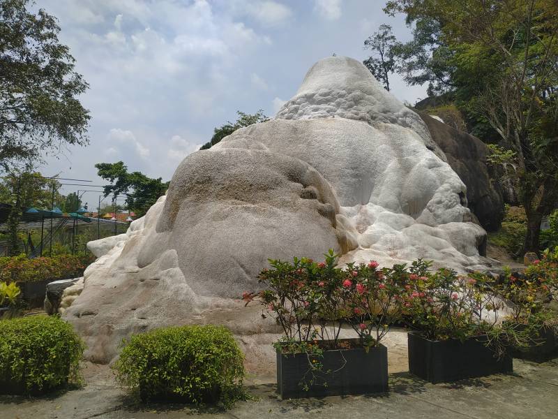 Batu Putih Pemandian Air Panas Tirta Sanita Ciseeng
