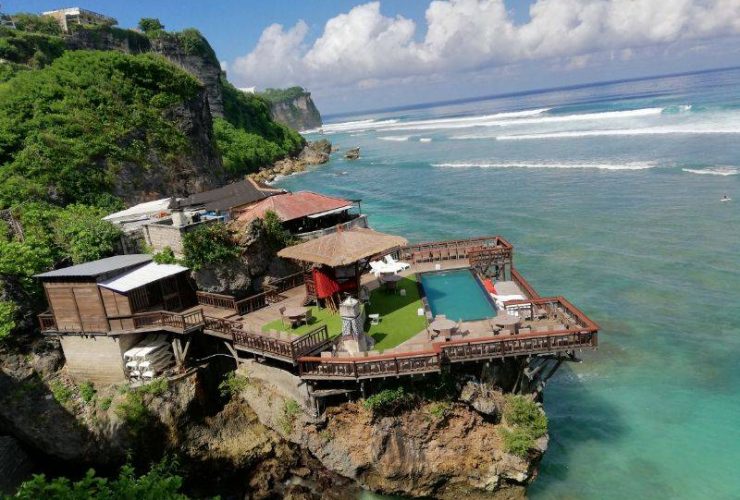 Pemandangan Pantai Suluban Uluwatu Bali