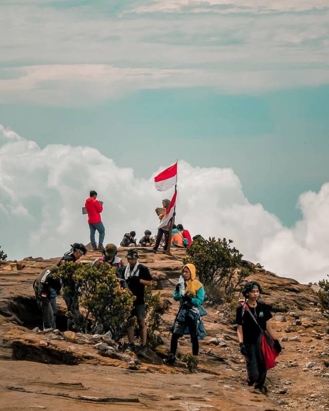 Puncak Gunung Ciremai by @warasyyo