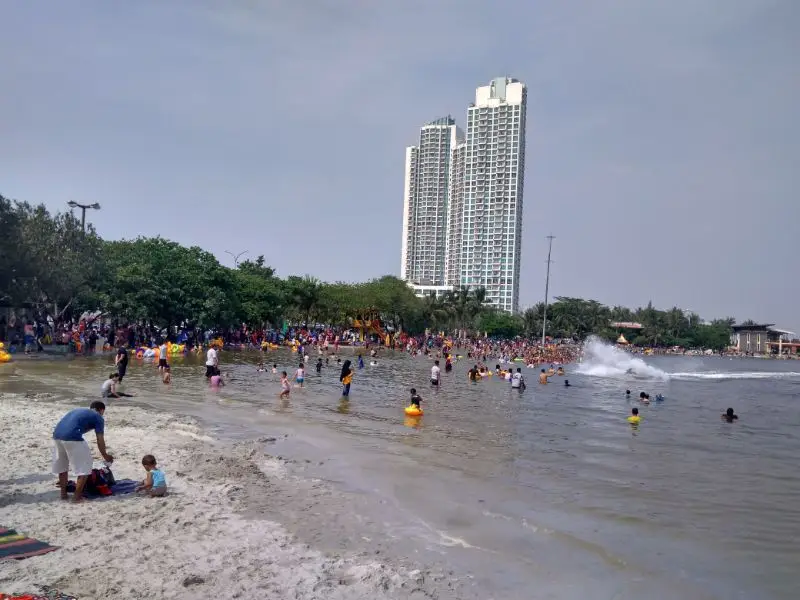 Keramaian di Pantai Ancol by Gmap.