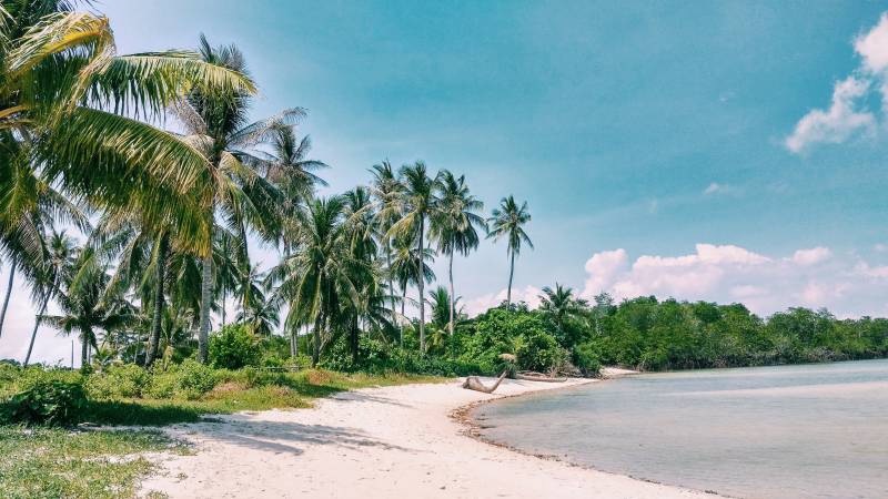 Keindahan pantai di Pulau Abang Batam
