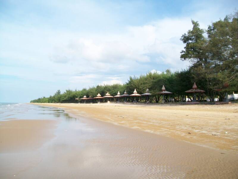 Hamparan Pasir Pantai Lombang Madura