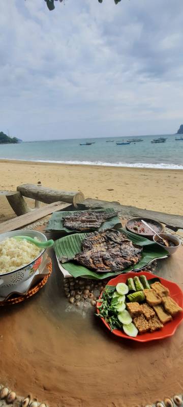 Makanan di Pantai Tamban