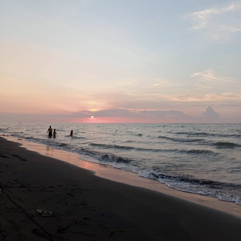 Menikmati Sunset di Pantai Karangmalang